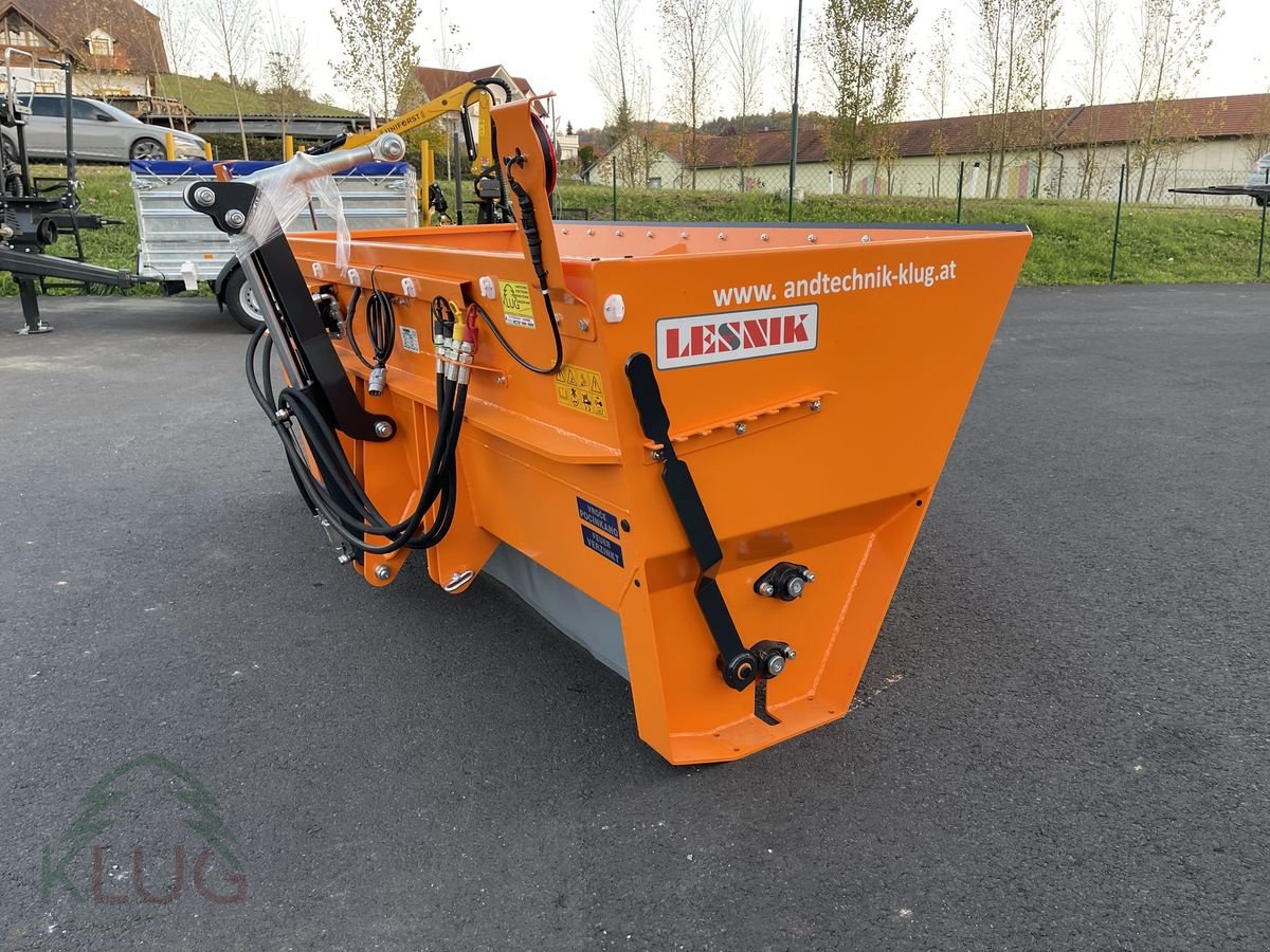 Sandstreuer & Salzstreuer of the type Lesnik PL23 Selbstlade Walzenstreuer, Neumaschine in Pirching am Traubenberg (Picture 11)