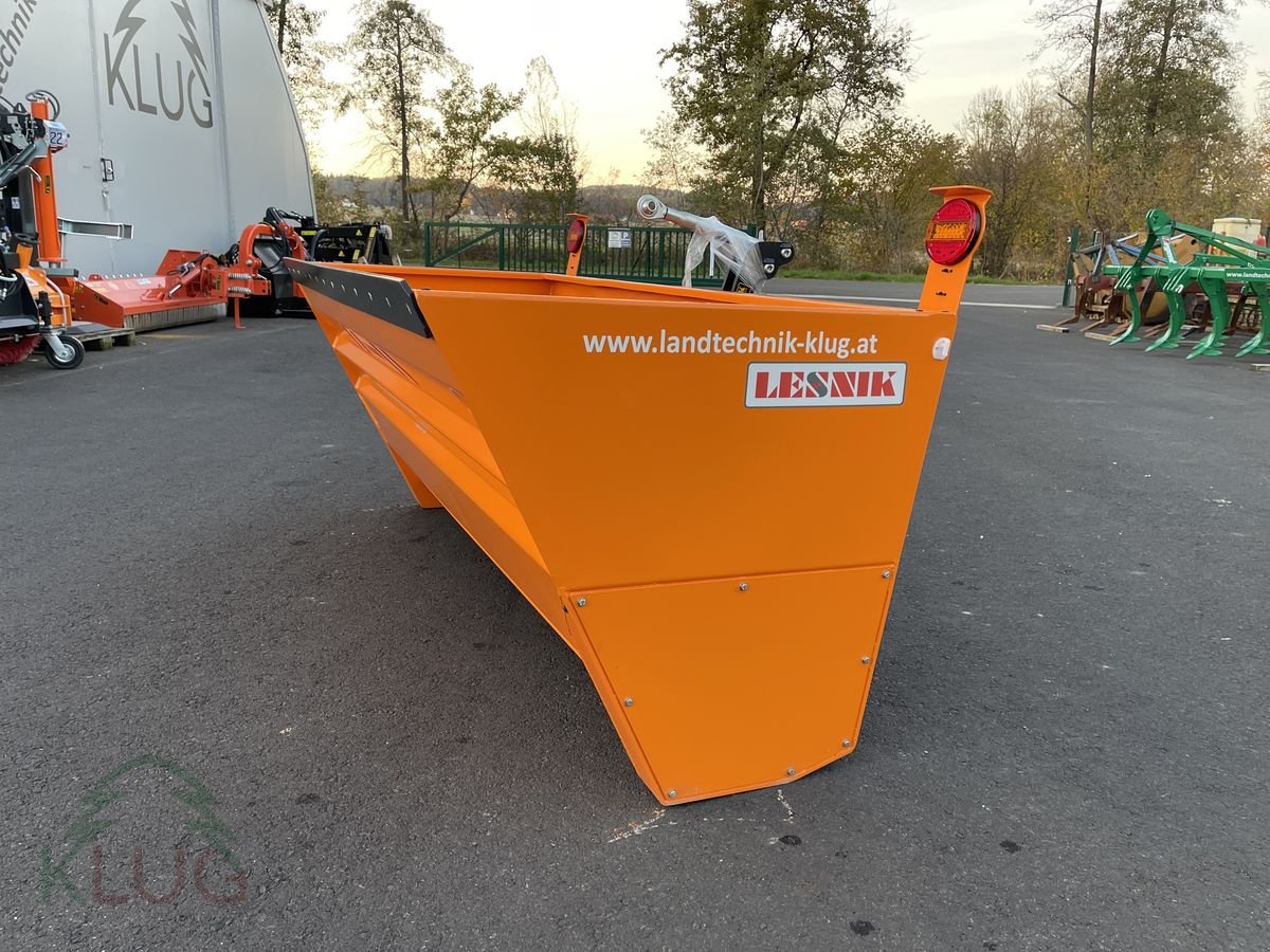 Sandstreuer & Salzstreuer of the type Lesnik PL23 Selbstlade Walzenstreuer, Neumaschine in Pirching am Traubenberg (Picture 4)