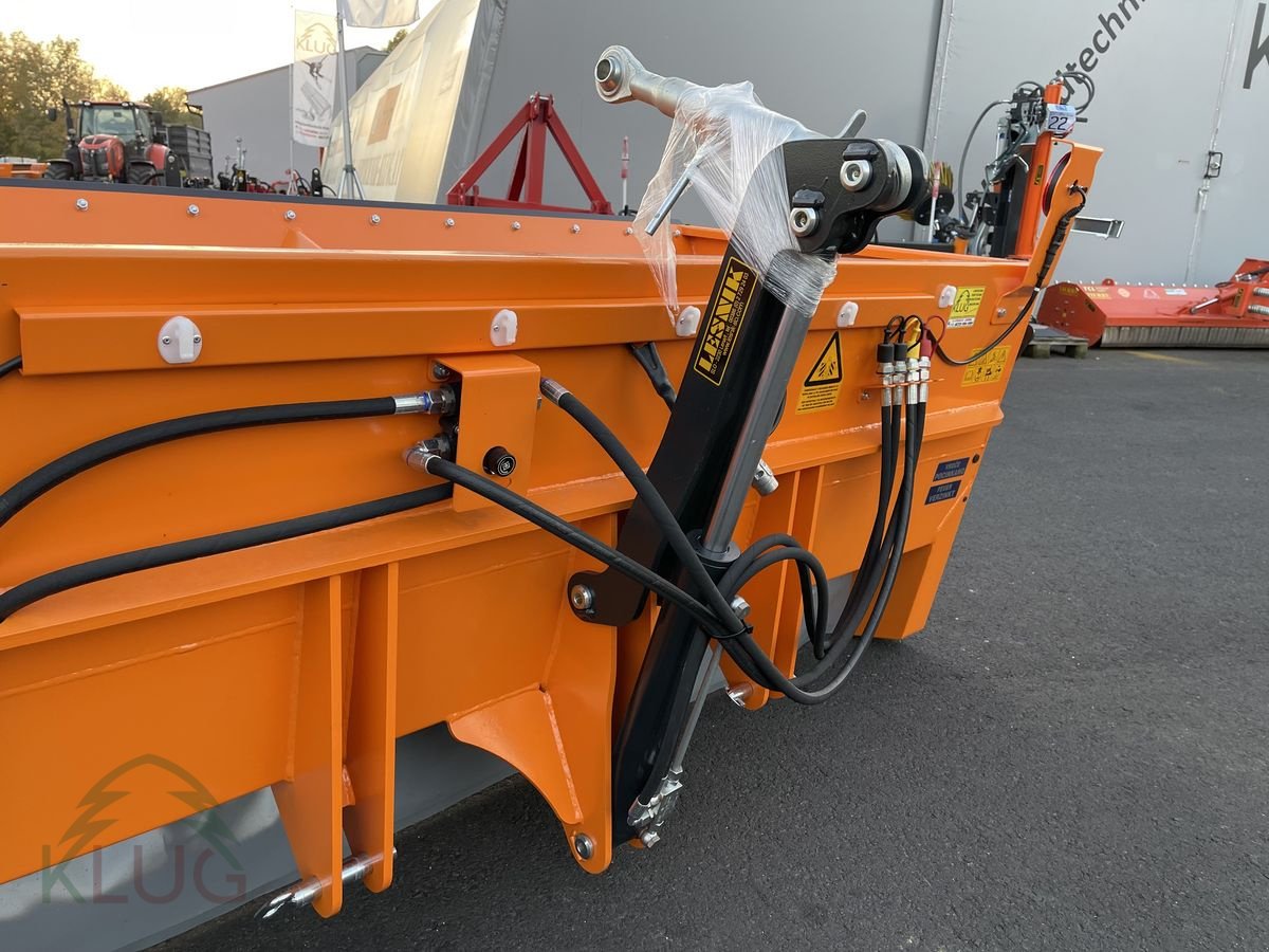 Sandstreuer & Salzstreuer of the type Lesnik PL23 Selbstlade Walzenstreuer, Neumaschine in Pirching am Traubenberg (Picture 19)