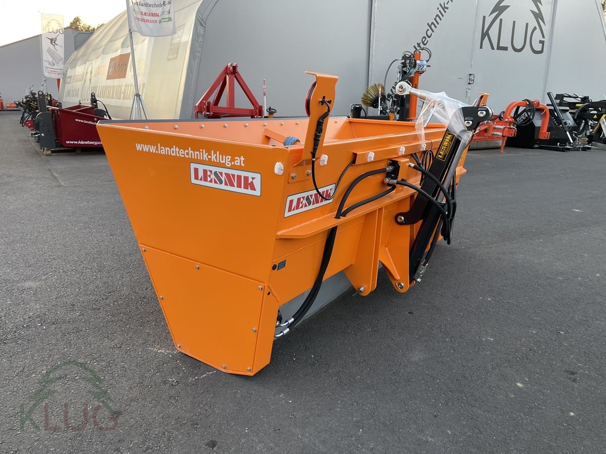 Sandstreuer & Salzstreuer of the type Lesnik PL23 Selbstlade Walzenstreuer, Neumaschine in Pirching am Traubenberg (Picture 7)