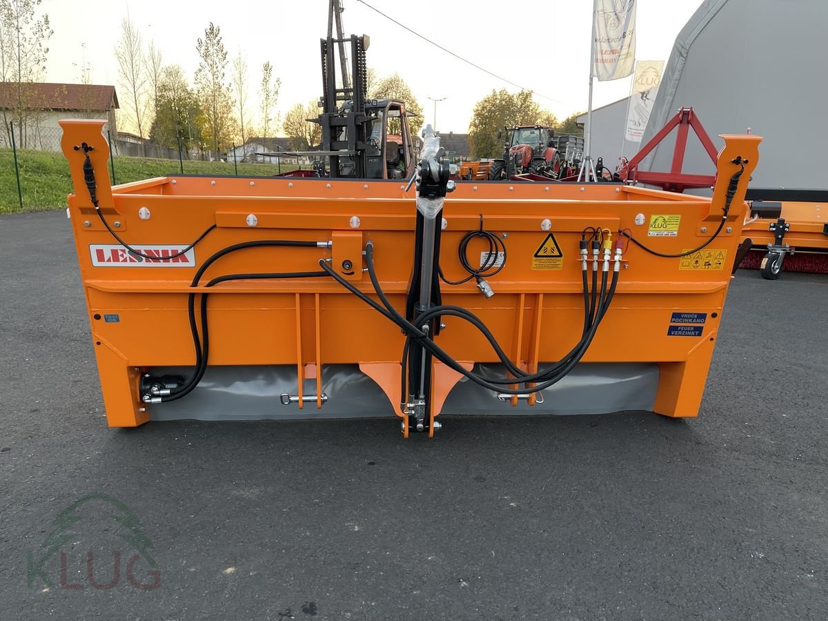 Sandstreuer & Salzstreuer of the type Lesnik PL23 Selbstlade Walzenstreuer, Neumaschine in Pirching am Traubenberg (Picture 9)