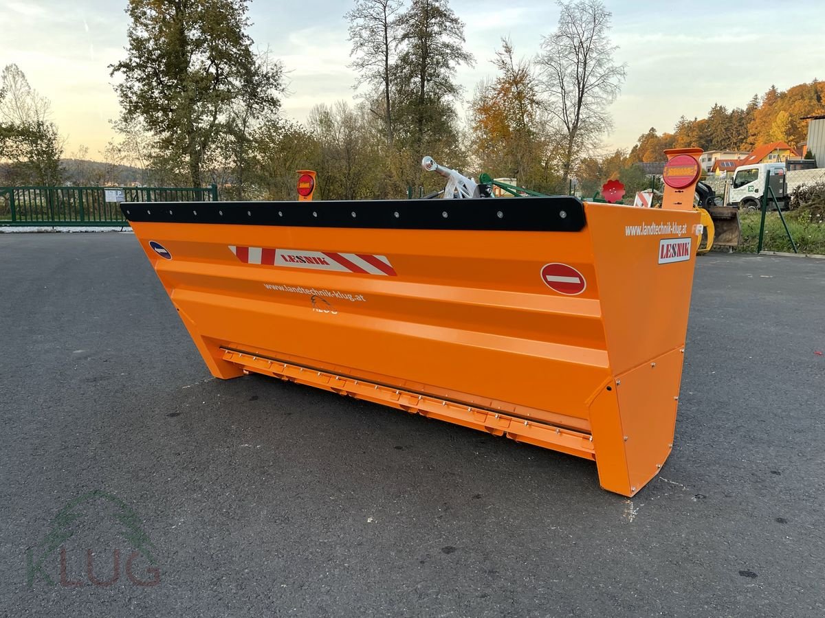 Sandstreuer & Salzstreuer of the type Lesnik PL23 Selbstlade Walzenstreuer, Neumaschine in Pirching am Traubenberg (Picture 3)