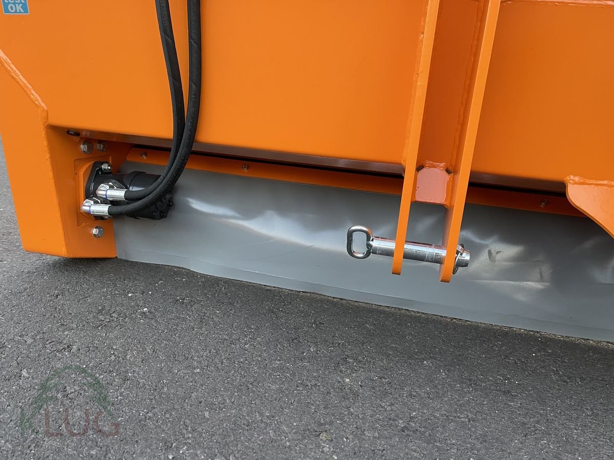 Sandstreuer & Salzstreuer of the type Lesnik PL23 Selbstlade Walzenstreuer, Neumaschine in Pirching am Traubenberg (Picture 21)