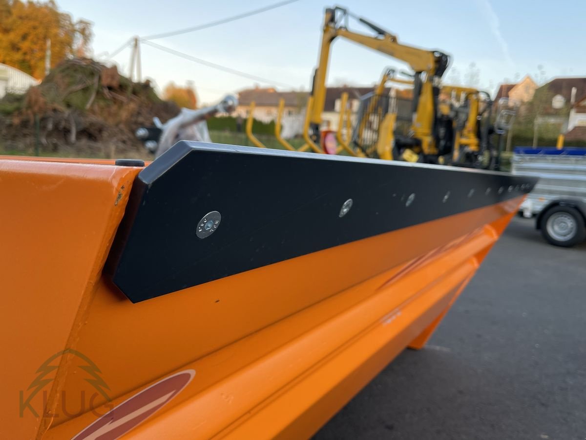 Sandstreuer & Salzstreuer of the type Lesnik PL23 Selbstlade Walzenstreuer, Neumaschine in Pirching am Traubenberg (Picture 16)