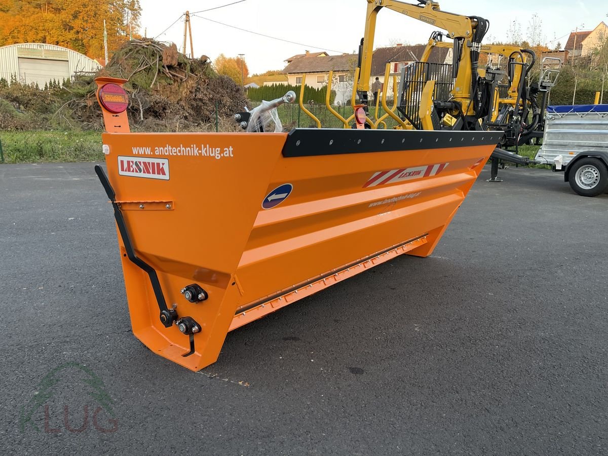 Sandstreuer & Salzstreuer of the type Lesnik PL23 Selbstlade Walzenstreuer, Neumaschine in Pirching am Traubenberg (Picture 13)