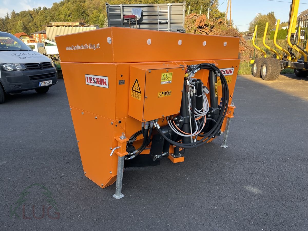 Sandstreuer & Salzstreuer des Typs Lesnik PR18 PRO+ Profi-Selbstlade-Tellerstreuer, Neumaschine in Pirching am Traubenberg (Bild 8)