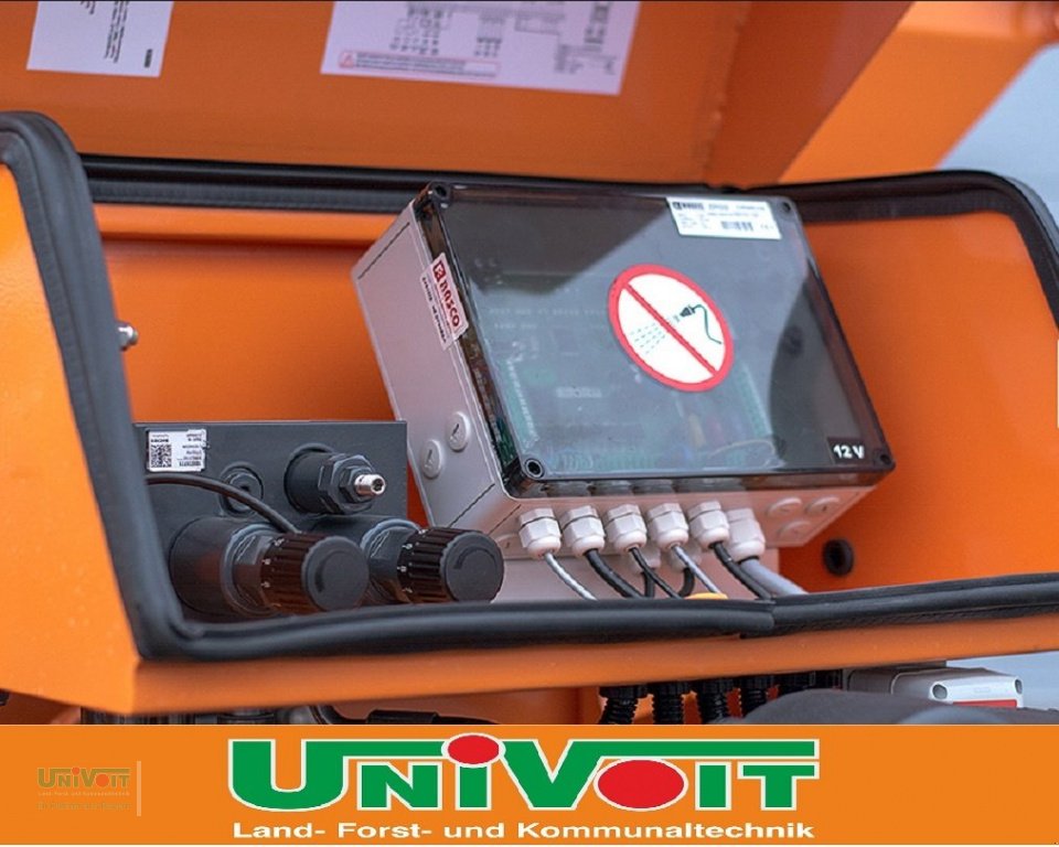 Sandstreuer & Salzstreuer of the type Rasco Rasco Solid XG Salzstreuer für Multihog / Holder, Neumaschine in Warmensteinach (Picture 11)