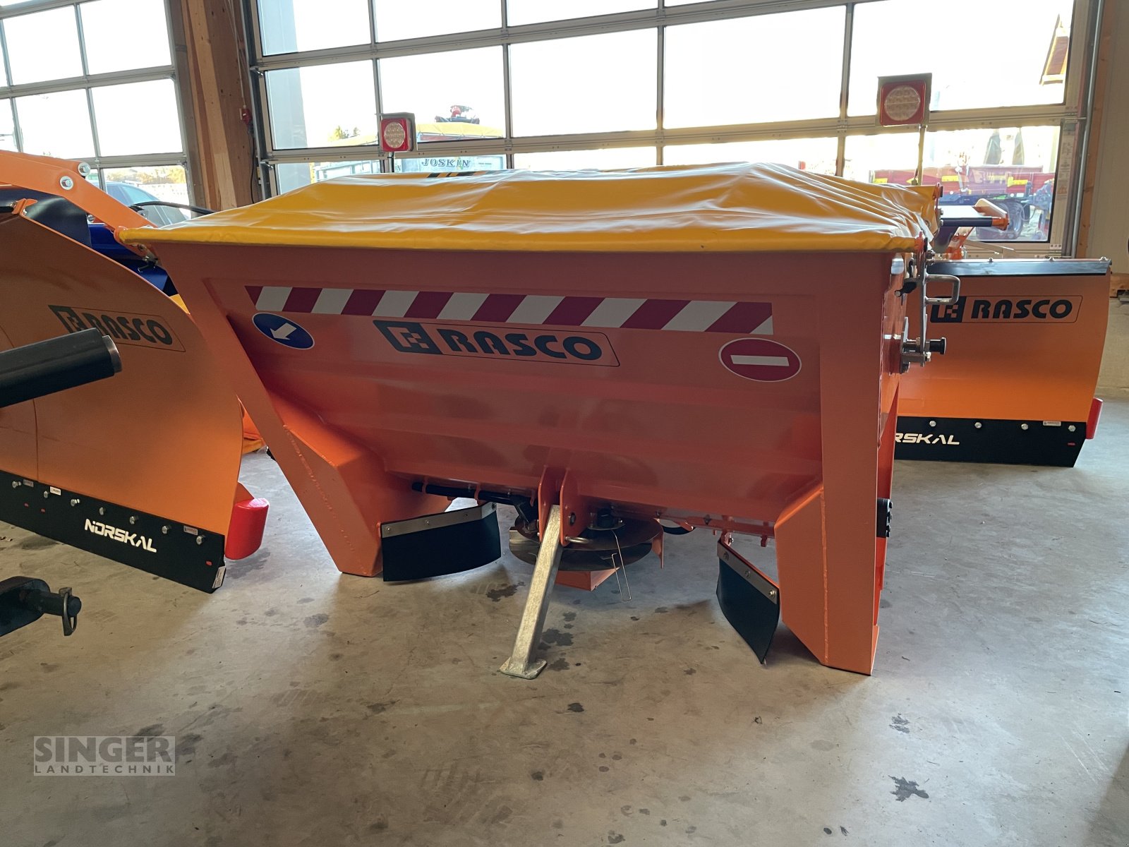 Sandstreuer & Salzstreuer of the type Rasco TRP 0.65, Salzstreuer, Selbstlader, Neumaschine in Biessenhofen (Picture 2)