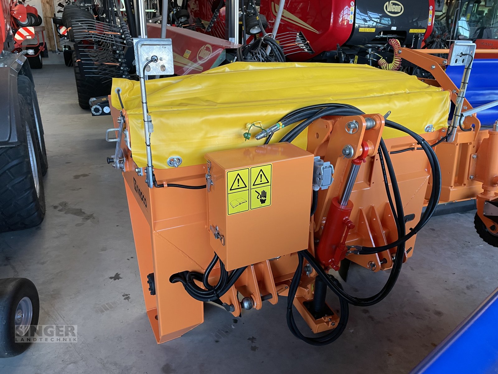 Sandstreuer & Salzstreuer of the type Rasco TRP 0.65, Salzstreuer, Selbstlader, Neumaschine in Biessenhofen (Picture 6)