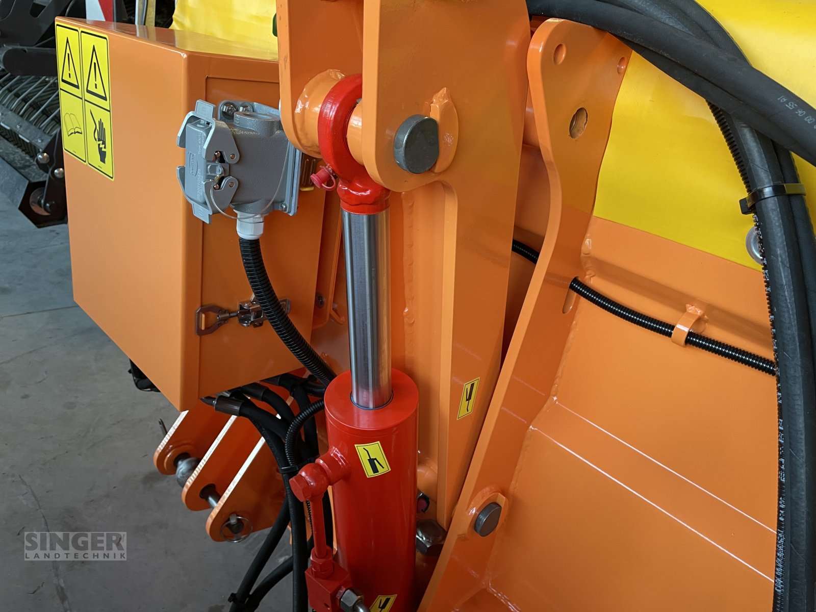 Sandstreuer & Salzstreuer of the type Rasco TRP 0.65, Salzstreuer, Selbstlader, Neumaschine in Biessenhofen (Picture 8)