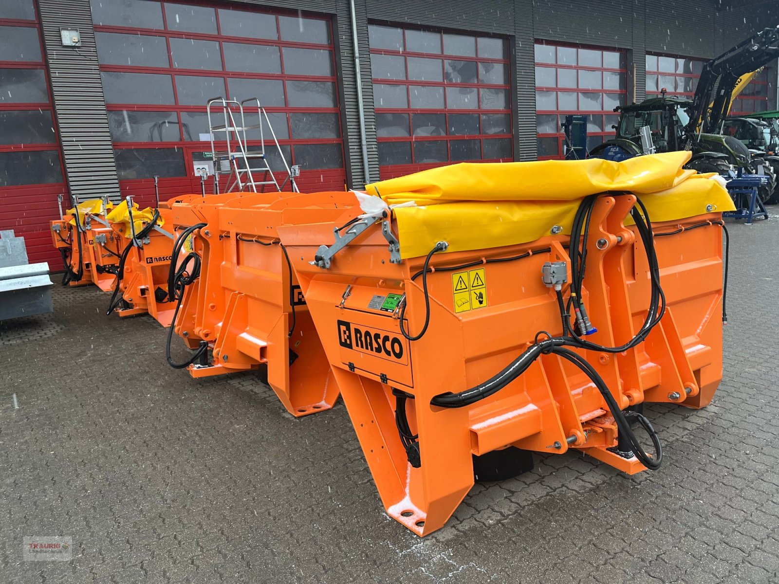 Sandstreuer & Salzstreuer des Typs Rasco TRP1,5, Neumaschine in Mainburg/Wambach (Bild 1)