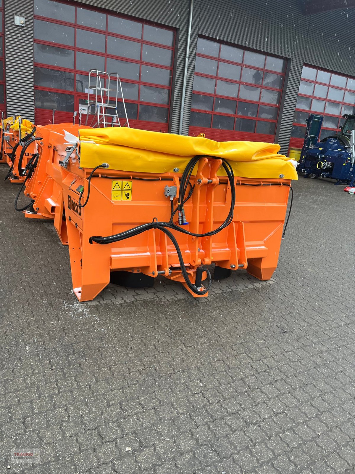Sandstreuer & Salzstreuer des Typs Rasco TRP1,5, Neumaschine in Mainburg/Wambach (Bild 5)