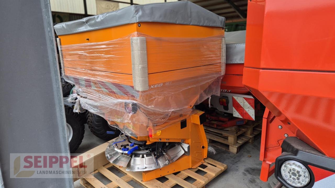 Sandstreuer & Salzstreuer of the type Rauch AXEO 18.1 Q HYDRO-CONTROL, Neumaschine in Groß-Umstadt (Picture 1)