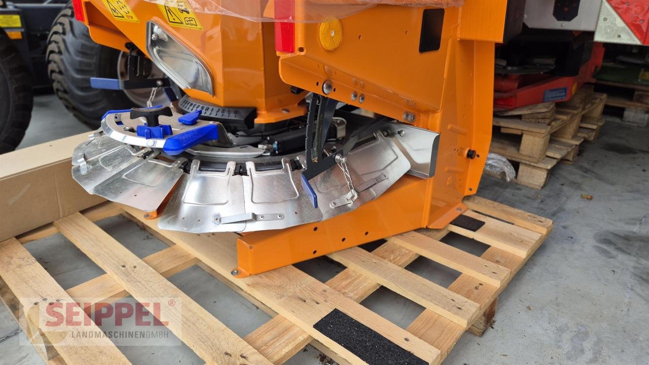 Sandstreuer & Salzstreuer of the type Rauch AXEO 18.1 Q HYDRO-CONTROL, Neumaschine in Groß-Umstadt (Picture 2)