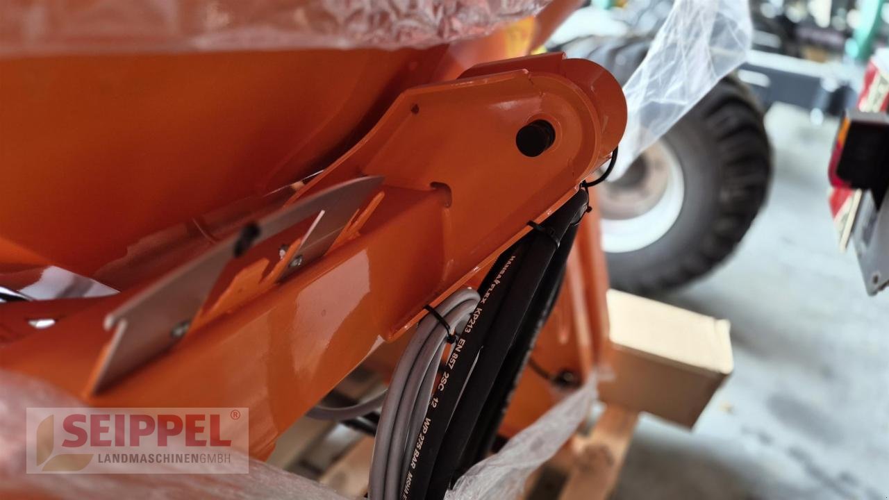 Sandstreuer & Salzstreuer of the type Rauch AXEO 18.1 Q HYDRO-CONTROL, Neumaschine in Groß-Umstadt (Picture 3)