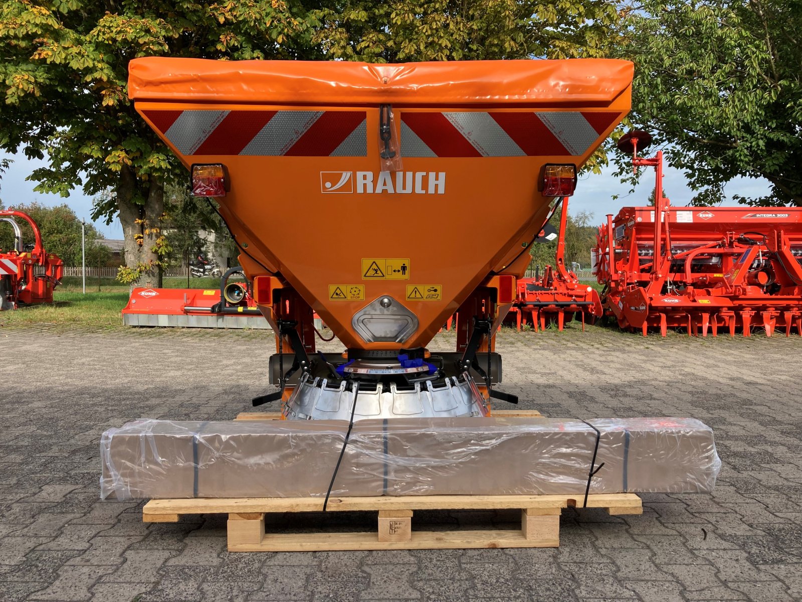 Sandstreuer & Salzstreuer des Typs Rauch Axeo 18.1 Q, Neumaschine in Trendelburg (Bild 3)