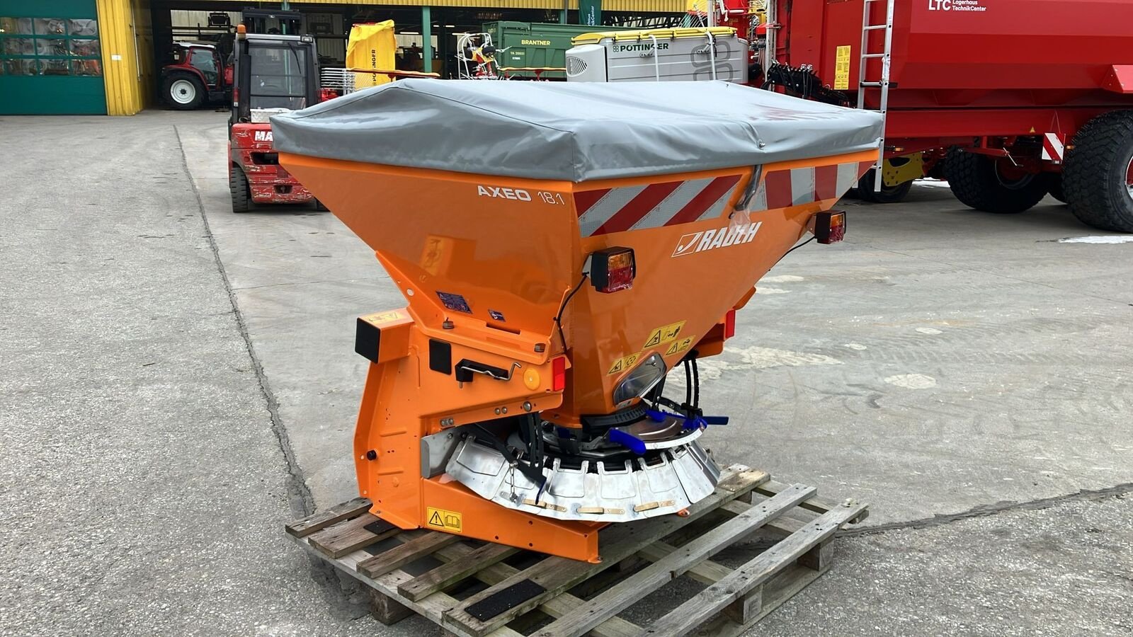 Sandstreuer & Salzstreuer des Typs Rauch AXEO 18.1 Winterdienststreuer, Neumaschine in Zwettl (Bild 2)