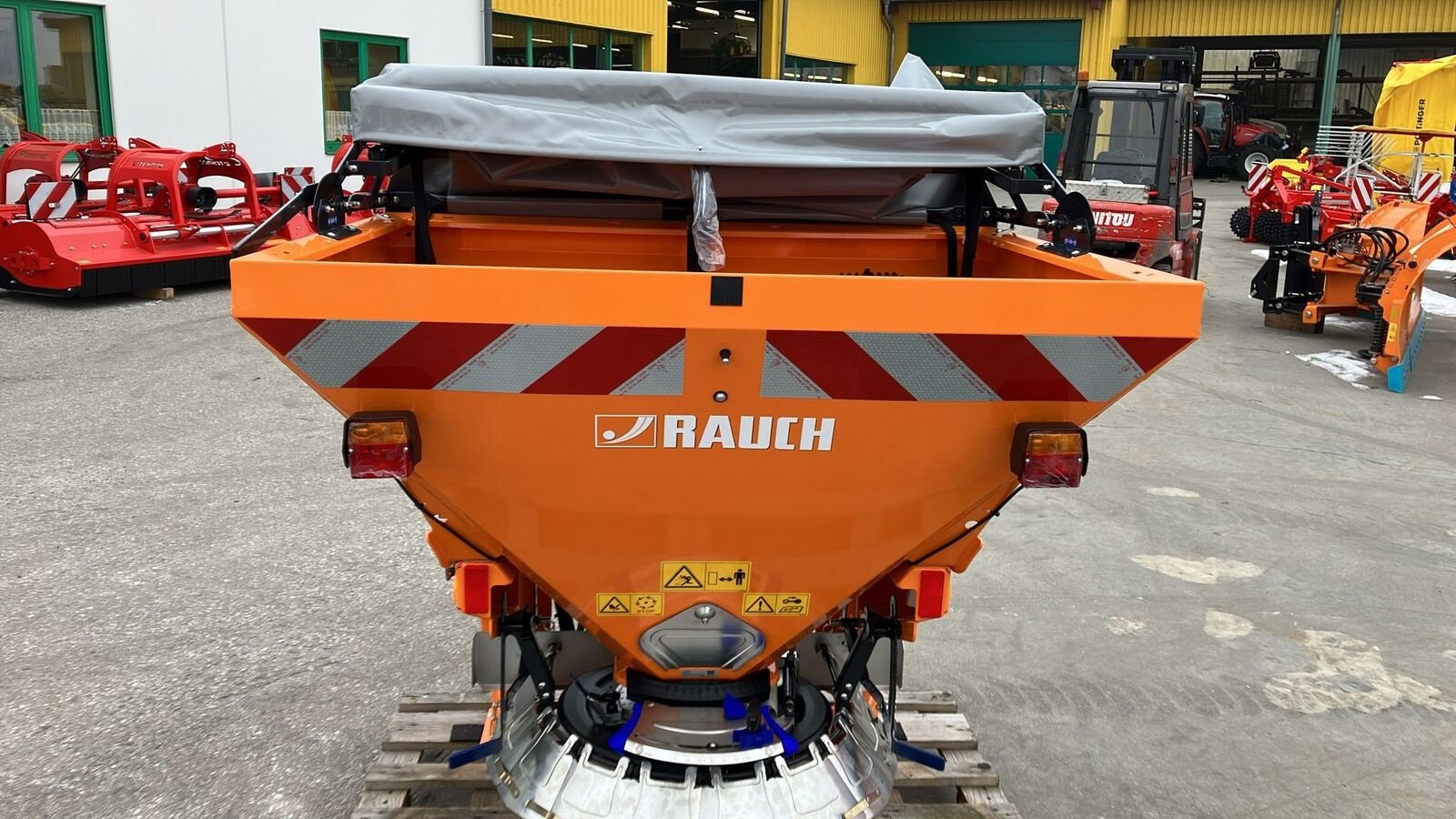 Sandstreuer & Salzstreuer des Typs Rauch AXEO 18.1 Winterdienststreuer, Neumaschine in Zwettl (Bild 3)