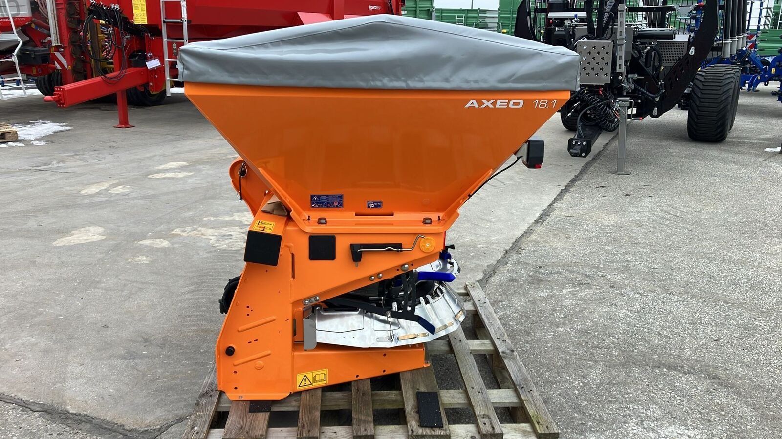 Sandstreuer & Salzstreuer des Typs Rauch AXEO 18.1 Winterdienststreuer, Neumaschine in Zwettl (Bild 8)