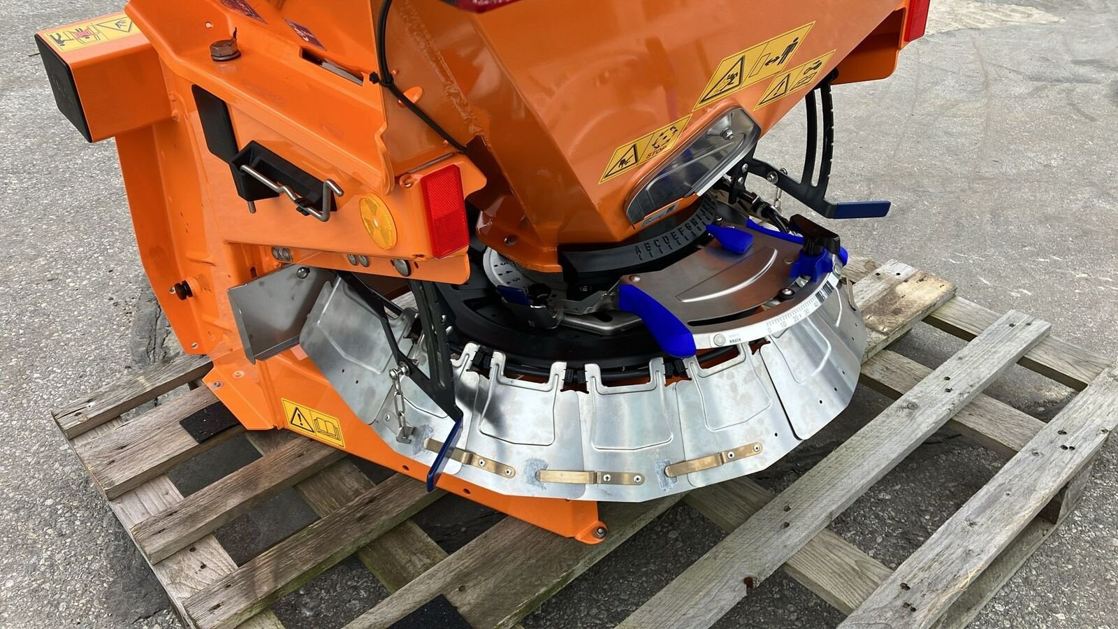 Sandstreuer & Salzstreuer des Typs Rauch AXEO 18.1 Winterdienststreuer, Neumaschine in Zwettl (Bild 7)