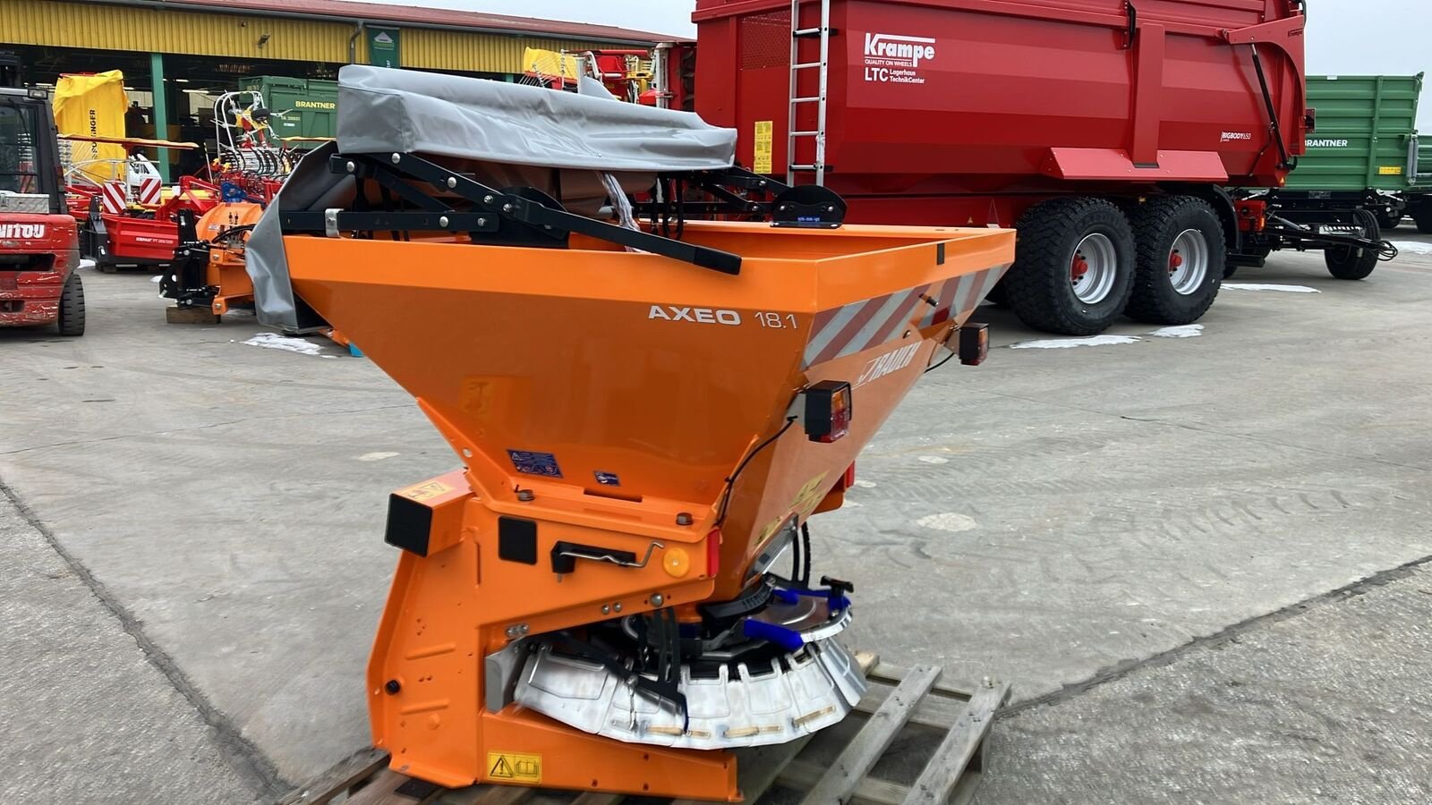 Sandstreuer & Salzstreuer des Typs Rauch AXEO 18.1 Winterdienststreuer, Neumaschine in Zwettl (Bild 6)