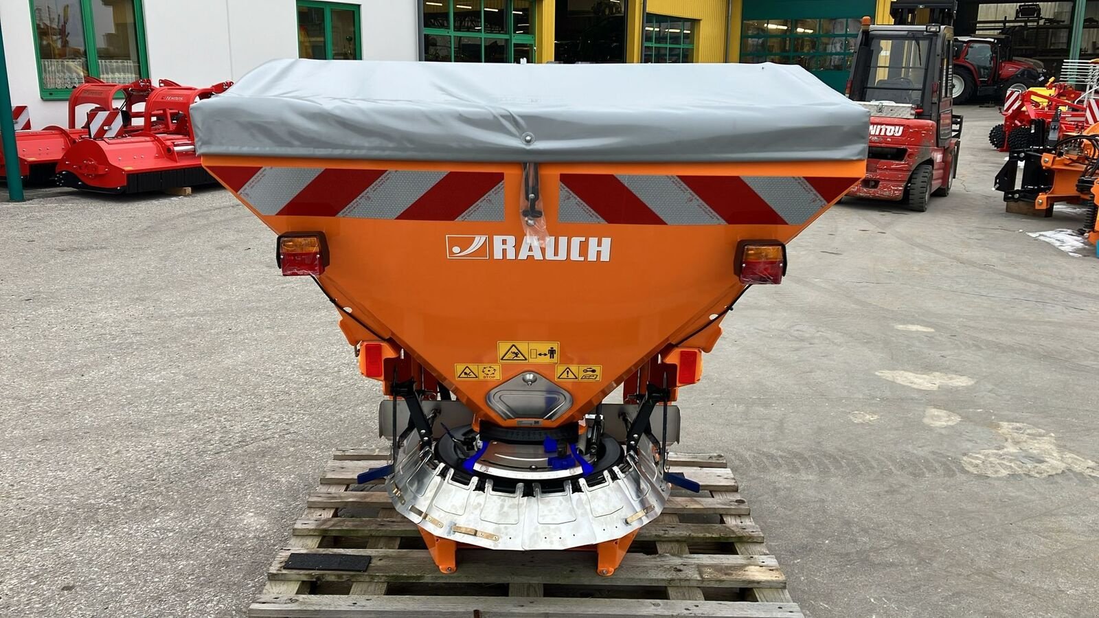 Sandstreuer & Salzstreuer des Typs Rauch AXEO 18.1 Winterdienststreuer, Neumaschine in Zwettl (Bild 5)