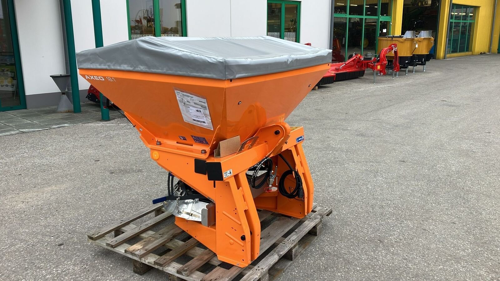 Sandstreuer & Salzstreuer des Typs Rauch AXEO 18.1 Winterdienststreuer, Neumaschine in Zwettl (Bild 7)