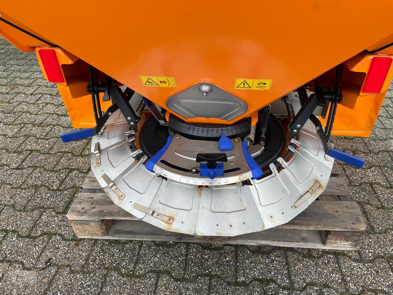 Sandstreuer & Salzstreuer of the type Rauch AXEO 18.1, Gebrauchtmaschine in Bad Kötzting (Picture 3)