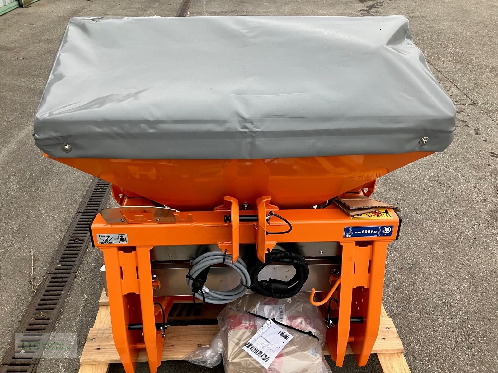 Sandstreuer & Salzstreuer типа Rauch AXEO 2.1 Salzstreuer mit Computer, Neumaschine в Herzogenburg (Фотография 5)