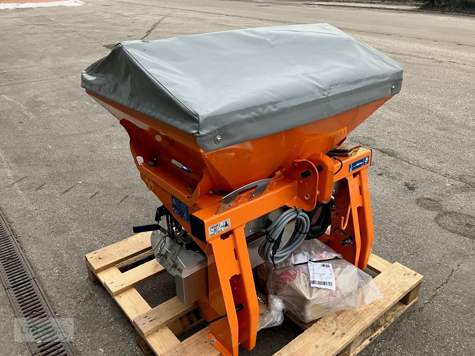 Sandstreuer & Salzstreuer типа Rauch AXEO 2.1 Salzstreuer mit Computer, Neumaschine в Herzogenburg (Фотография 2)