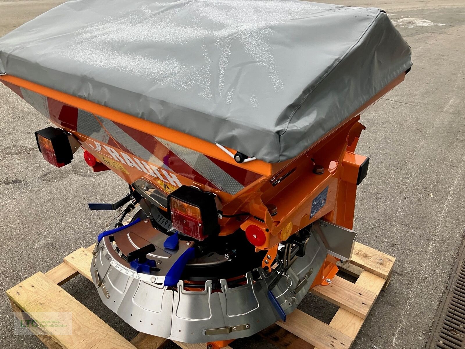 Sandstreuer & Salzstreuer типа Rauch AXEO 2.1 Salzstreuer mit Computer, Neumaschine в Herzogenburg (Фотография 3)