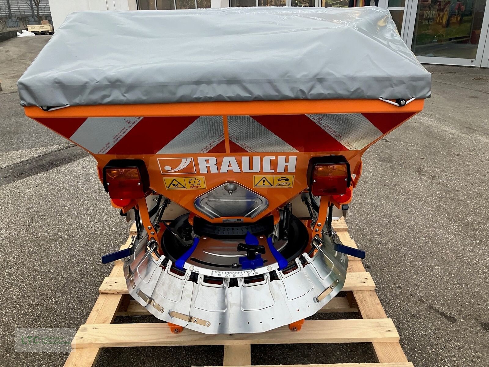 Sandstreuer & Salzstreuer типа Rauch AXEO2.1H, Neumaschine в Herzogenburg (Фотография 9)