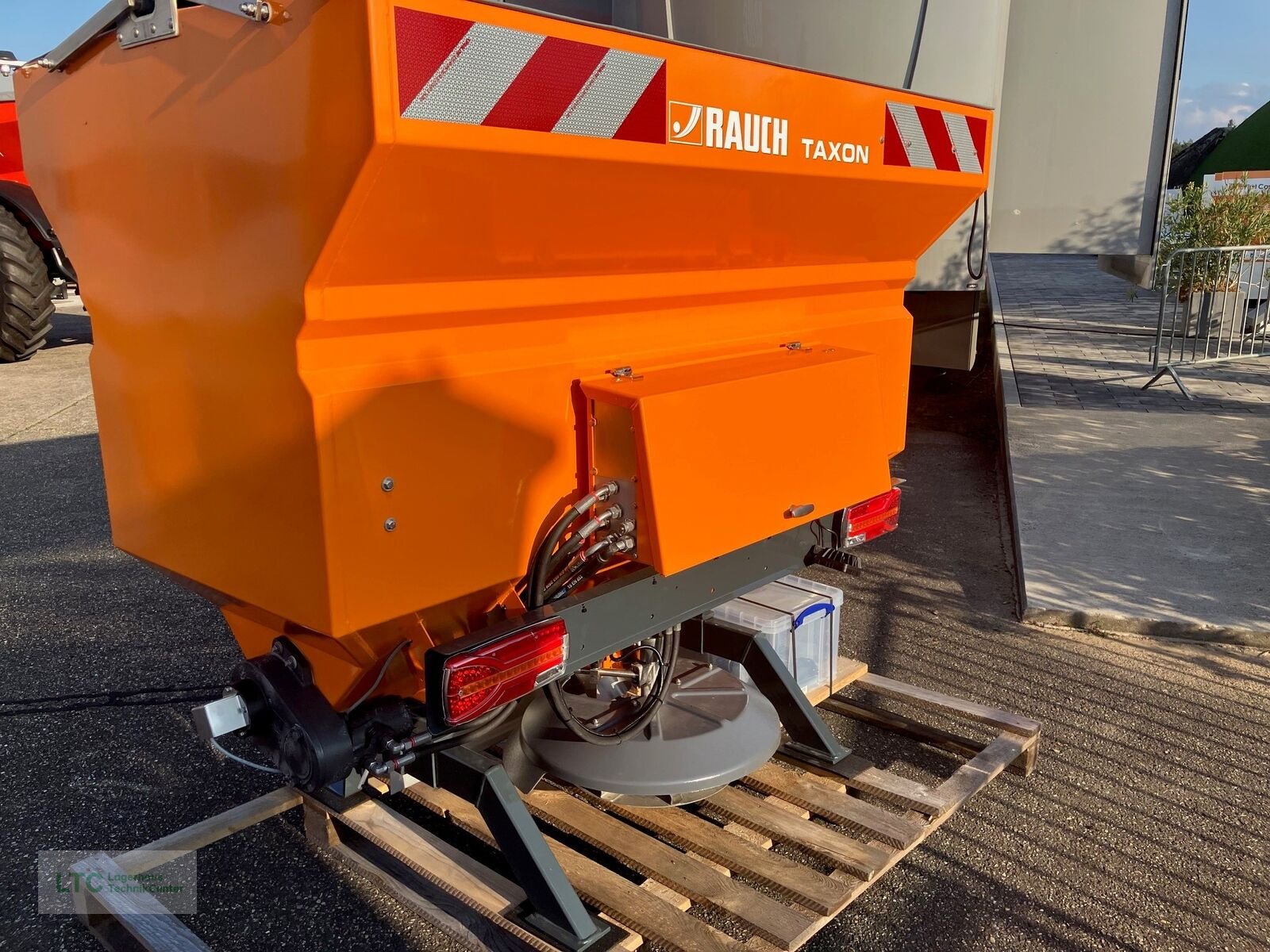 Sandstreuer & Salzstreuer des Typs Rauch Rauch Taxon 30.1, Neumaschine in Korneuburg (Bild 4)