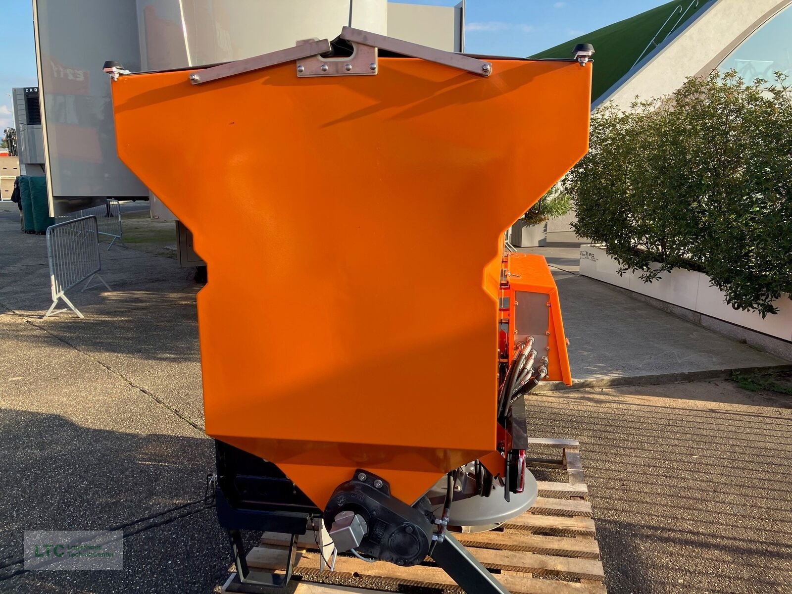 Sandstreuer & Salzstreuer des Typs Rauch Rauch Taxon 30.1, Neumaschine in Korneuburg (Bild 8)