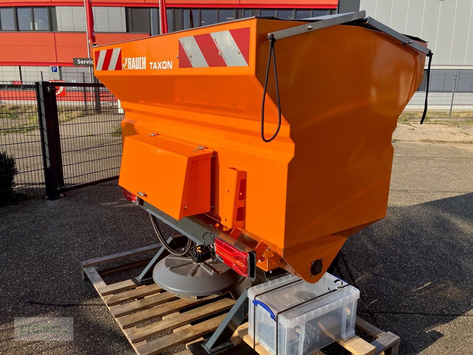 Sandstreuer & Salzstreuer des Typs Rauch Rauch Taxon 30.1, Neumaschine in Korneuburg (Bild 3)