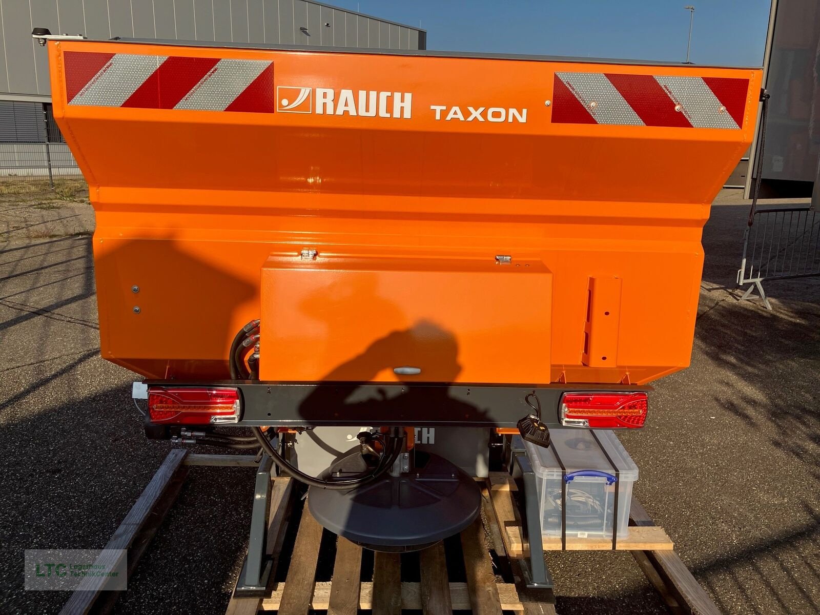 Sandstreuer & Salzstreuer des Typs Rauch Rauch Taxon 30.1, Neumaschine in Korneuburg (Bild 7)