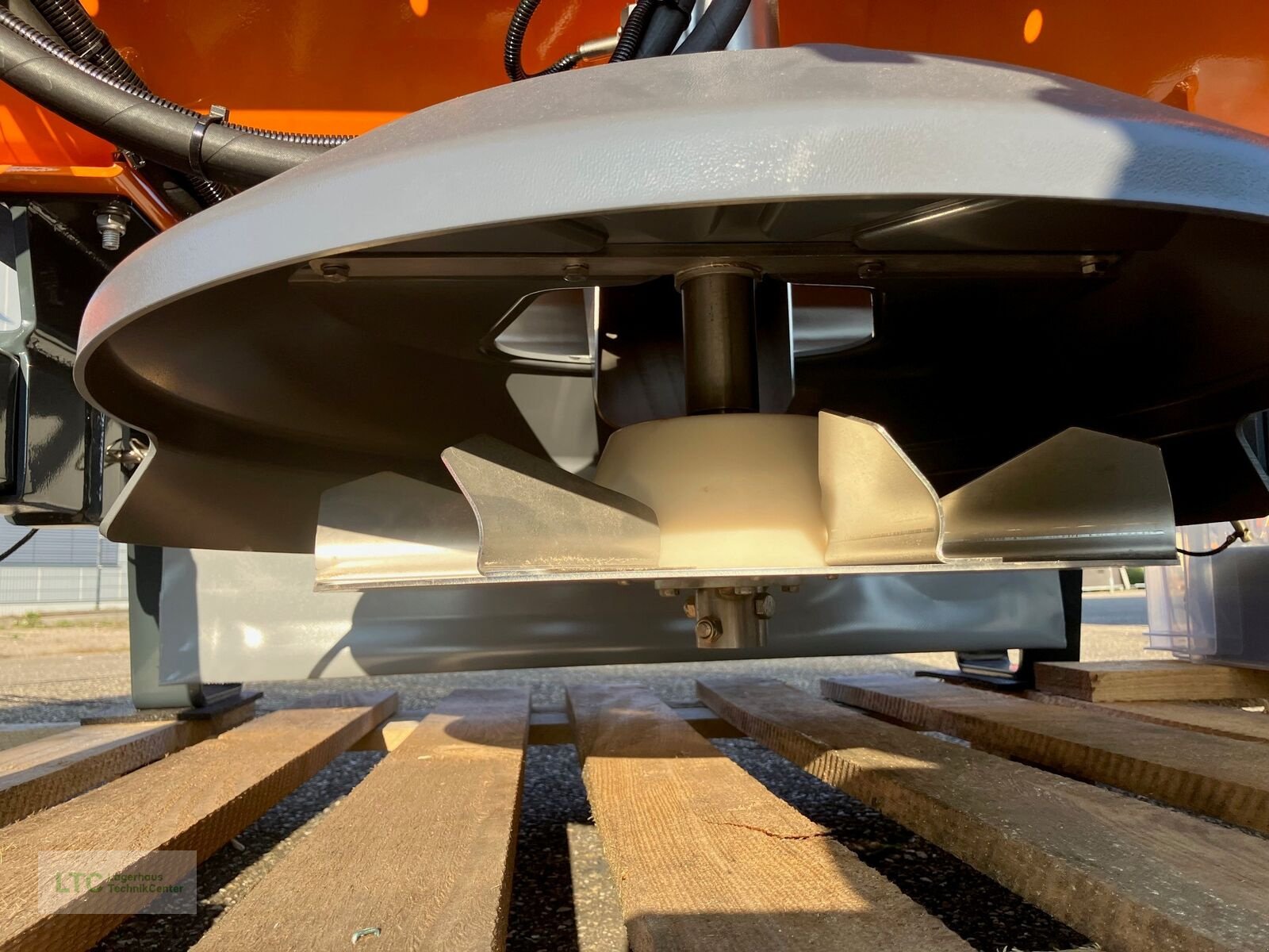 Sandstreuer & Salzstreuer des Typs Rauch Rauch Taxon 30.1, Neumaschine in Korneuburg (Bild 10)