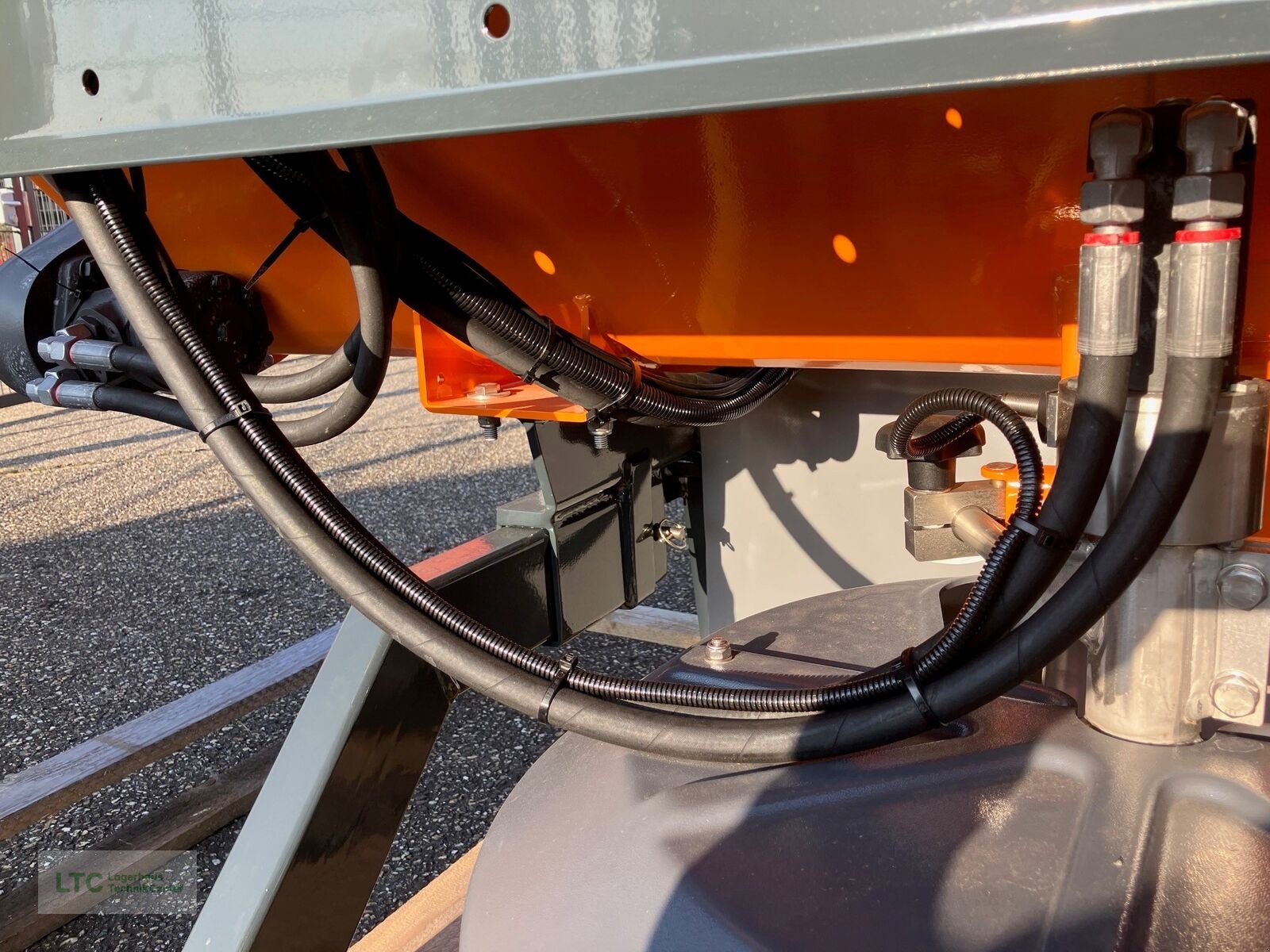 Sandstreuer & Salzstreuer des Typs Rauch Rauch Taxon 30.1, Neumaschine in Korneuburg (Bild 9)