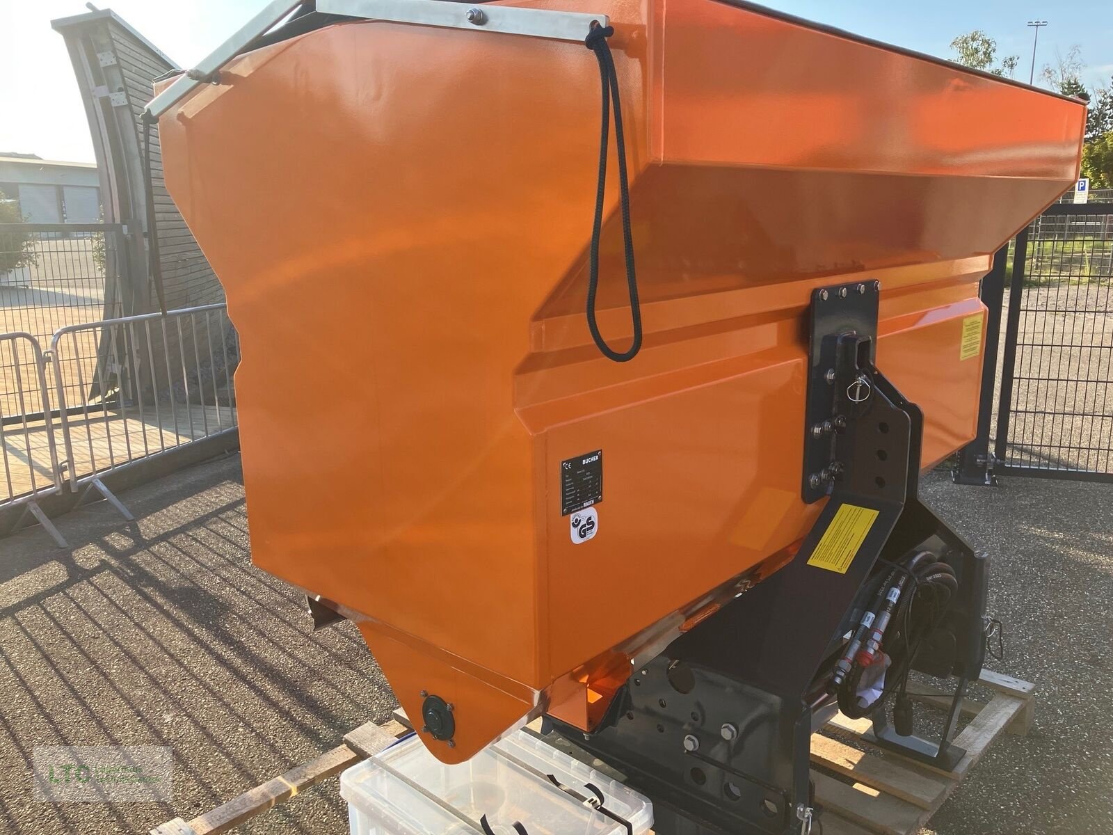 Sandstreuer & Salzstreuer des Typs Rauch Rauch Taxon 30.1, Neumaschine in Korneuburg (Bild 2)