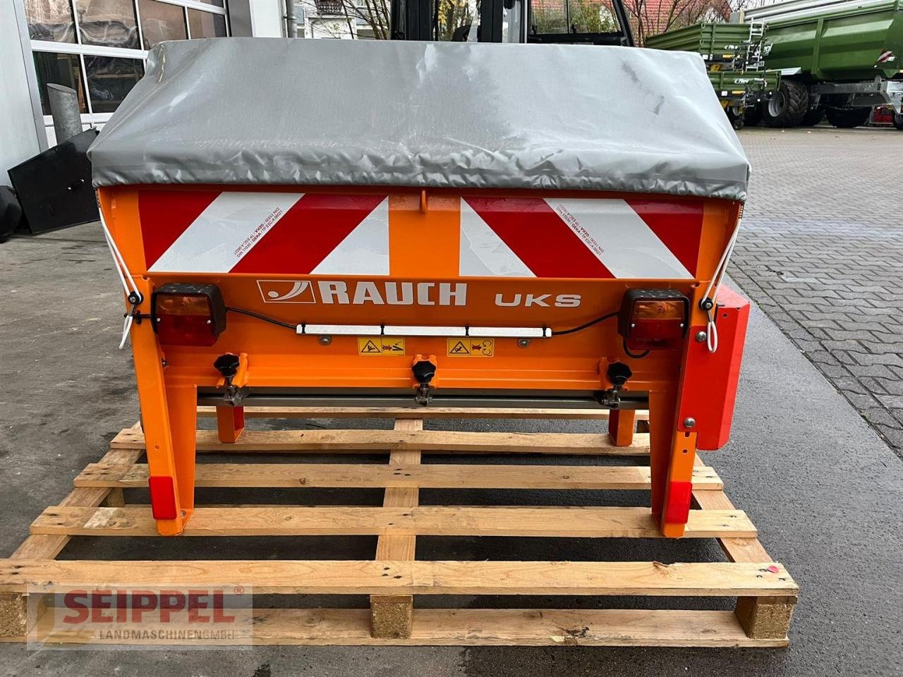 Sandstreuer & Salzstreuer des Typs Rauch UKS 100 KASTENSTREUER Vorführgerät, Neumaschine in Groß-Umstadt (Bild 1)