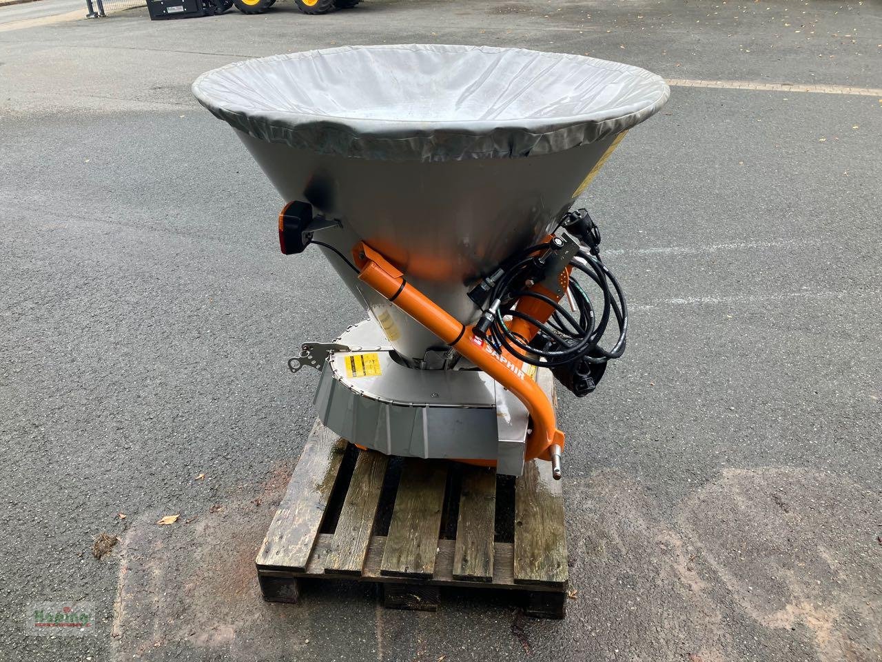 Sandstreuer & Salzstreuer des Typs Saphir PES 300 Profi, Neumaschine in Bakum (Bild 3)