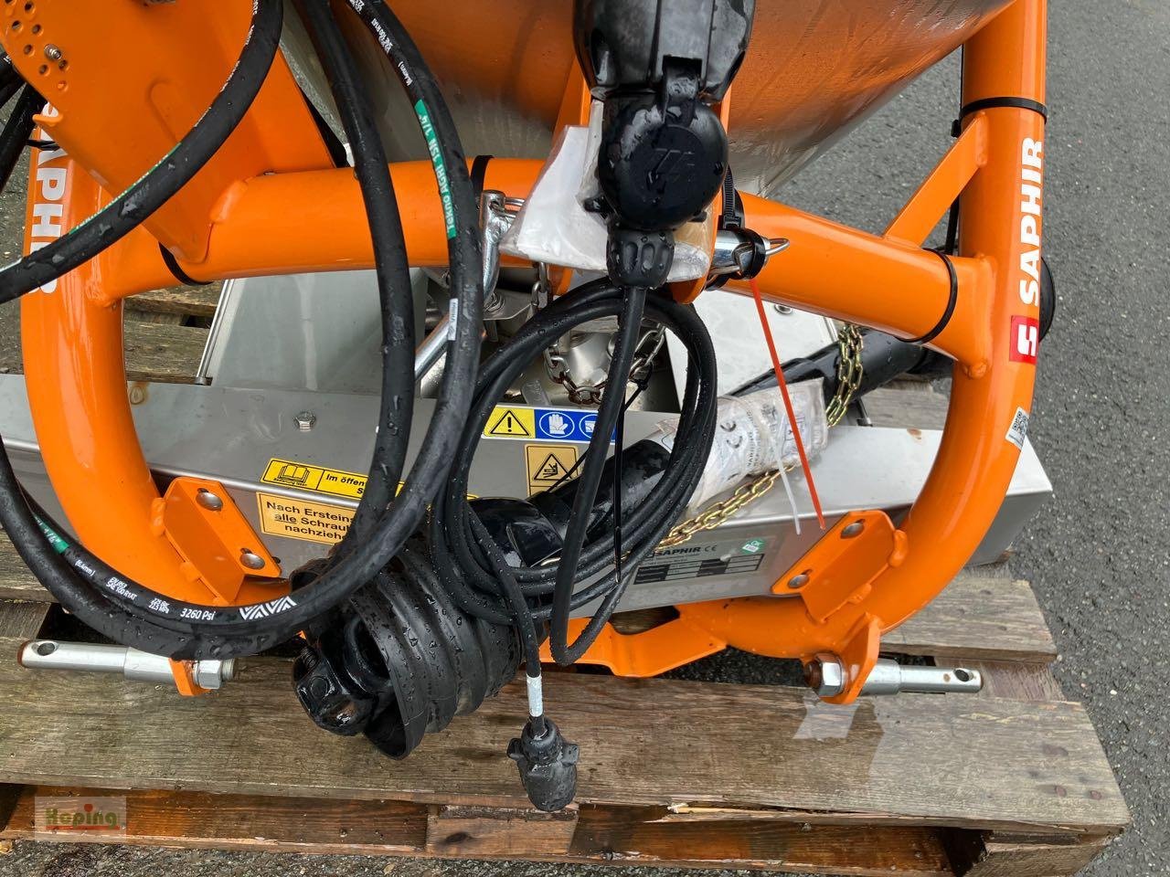 Sandstreuer & Salzstreuer des Typs Saphir PES 300 Profi, Neumaschine in Bakum (Bild 6)