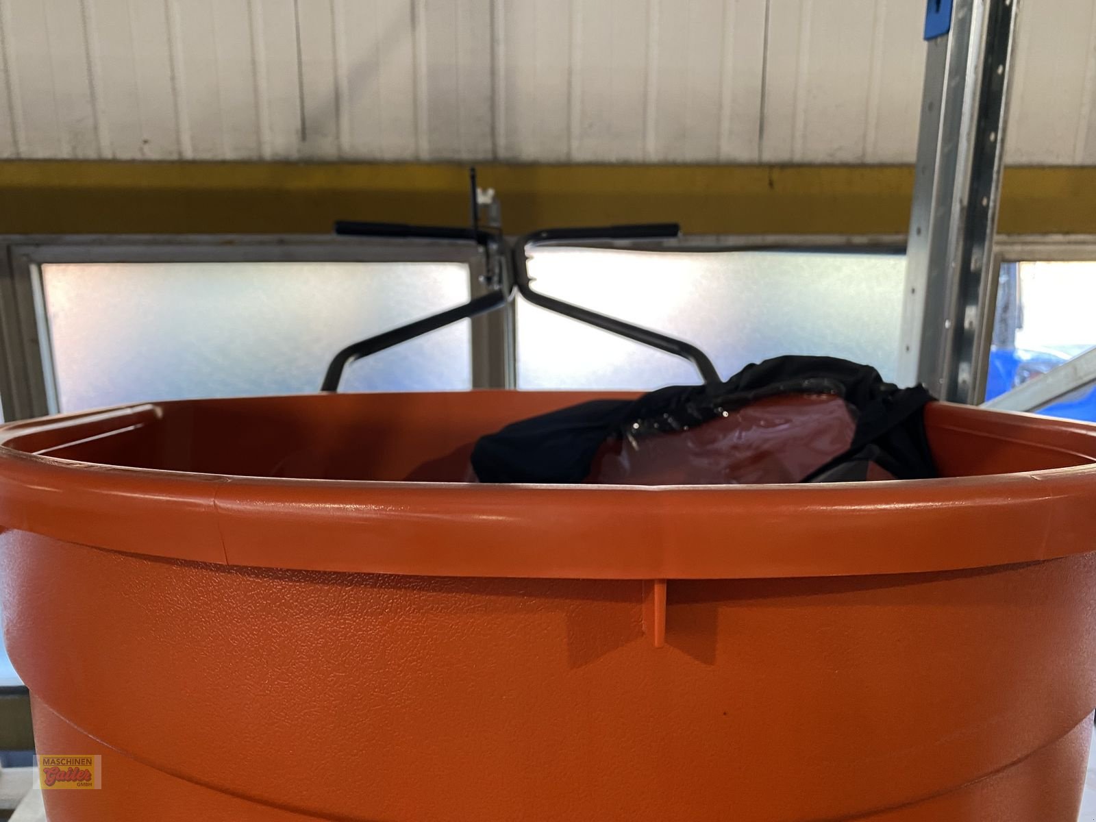 Sandstreuer & Salzstreuer of the type Sonstige AGRI FAB Mechanischisches Streugerät mit Plane, Neumaschine in Kötschach (Picture 5)