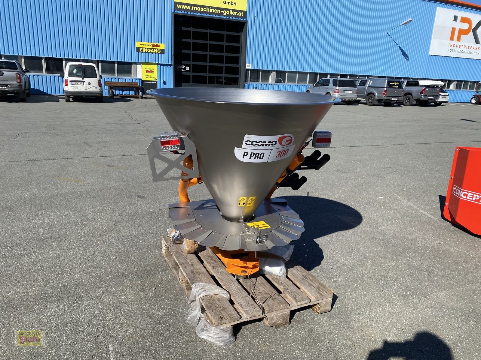 Sandstreuer & Salzstreuer des Typs Sonstige Cosmo P Pro 300 Tellerstreuer aus Edelstahl, Neumaschine in Kötschach (Bild 2)