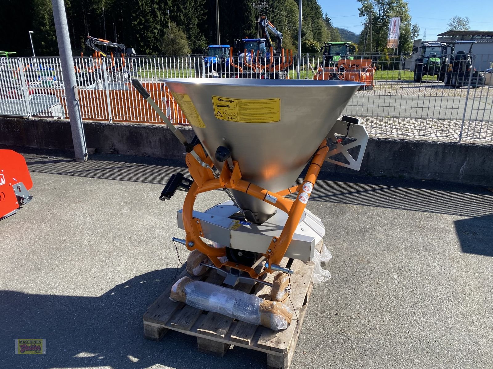 Sandstreuer & Salzstreuer des Typs Sonstige Cosmo P Pro 300 Tellerstreuer aus Edelstahl, Neumaschine in Kötschach (Bild 5)