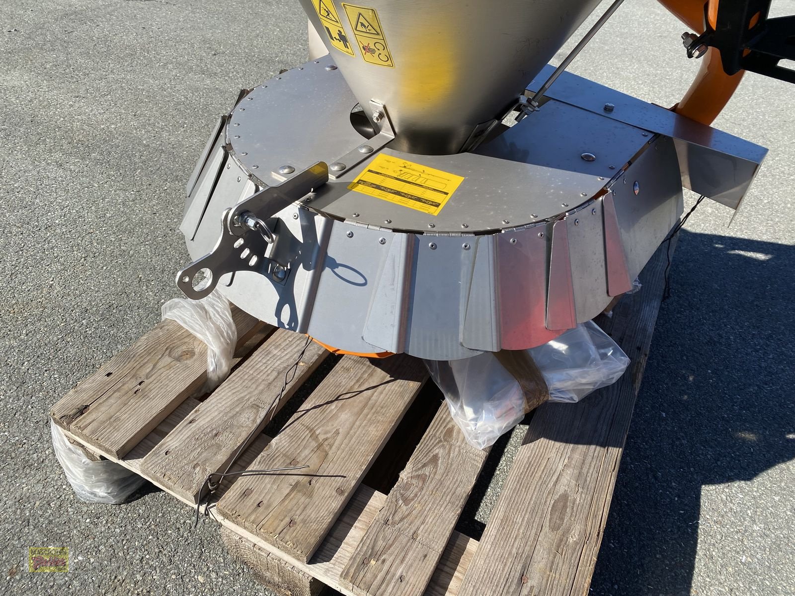 Sandstreuer & Salzstreuer des Typs Sonstige Cosmo P Pro 300 Tellerstreuer aus Edelstahl, Neumaschine in Kötschach (Bild 22)