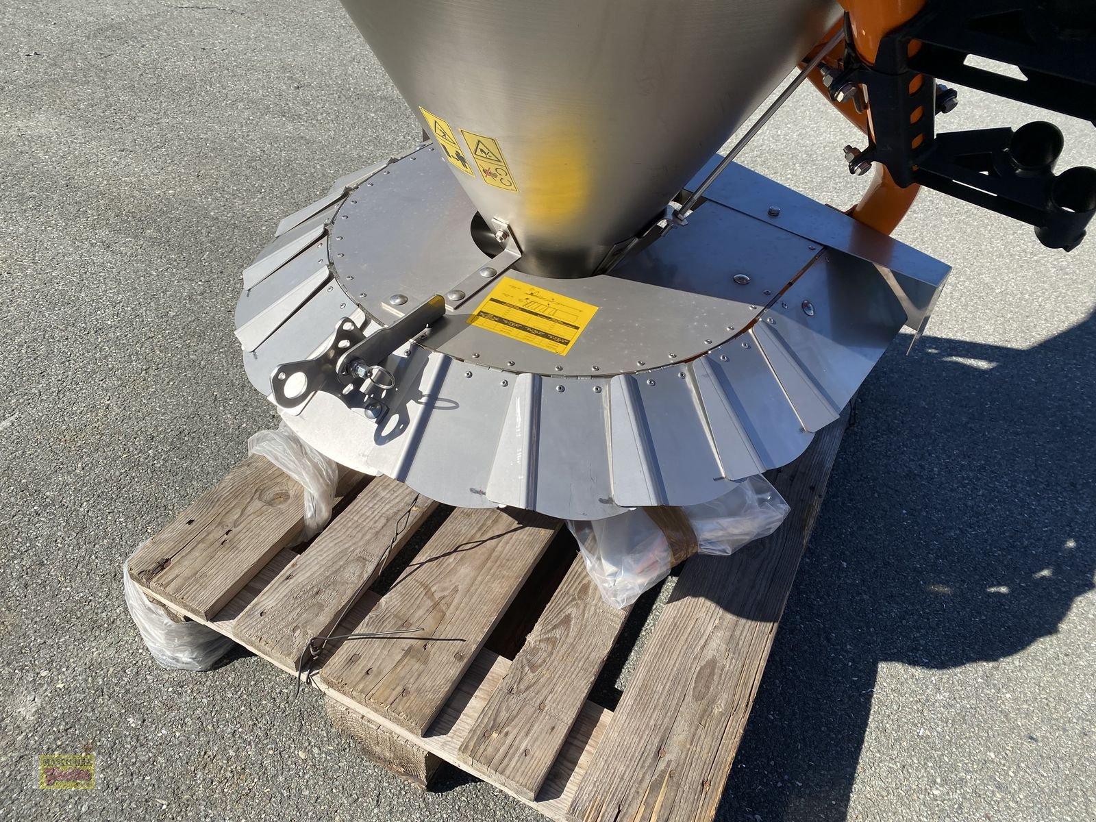 Sandstreuer & Salzstreuer des Typs Sonstige Cosmo P Pro 300 Tellerstreuer aus Edelstahl, Neumaschine in Kötschach (Bild 21)