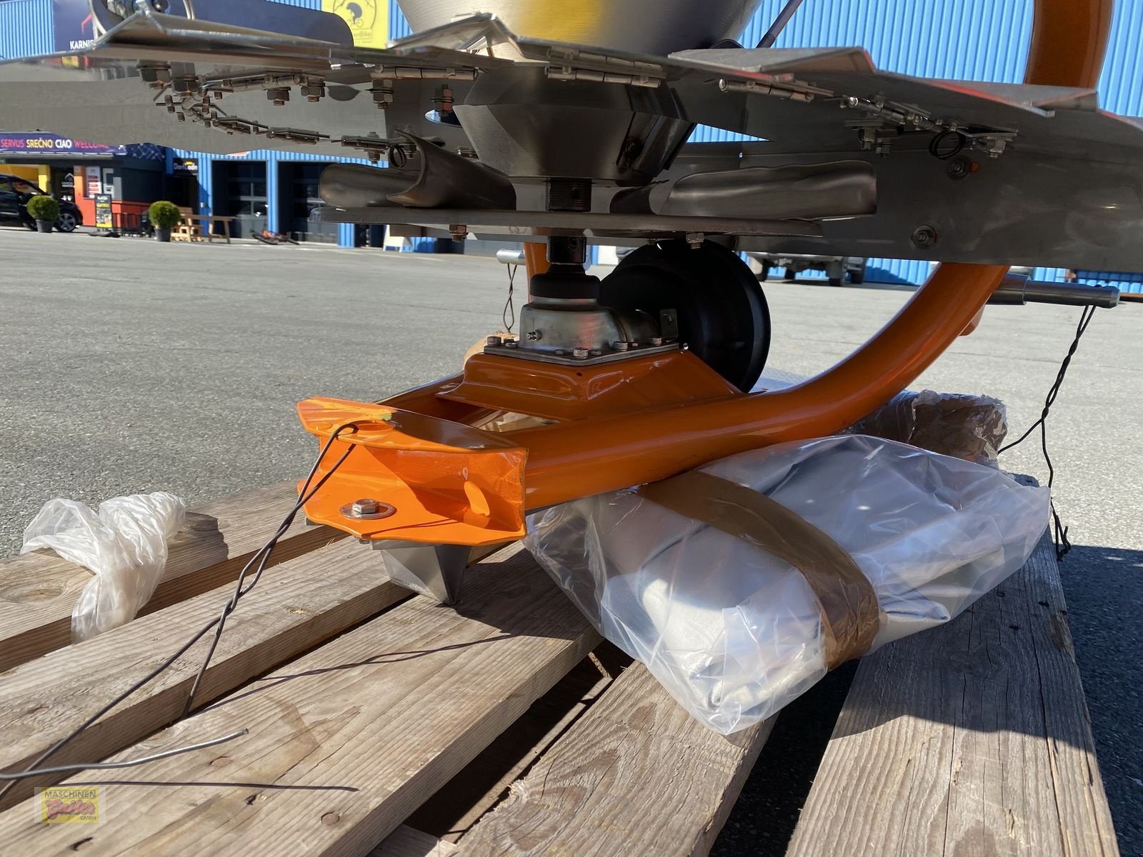 Sandstreuer & Salzstreuer des Typs Sonstige Cosmo P Pro 300 Tellerstreuer aus Edelstahl, Neumaschine in Kötschach (Bild 24)