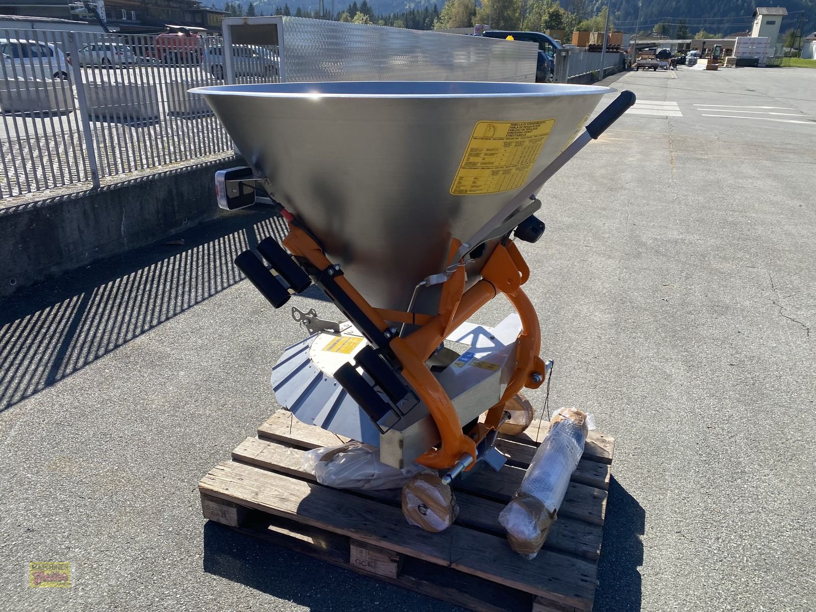 Sandstreuer & Salzstreuer des Typs Sonstige Cosmo P Pro 300 Tellerstreuer aus Edelstahl, Neumaschine in Kötschach (Bild 9)