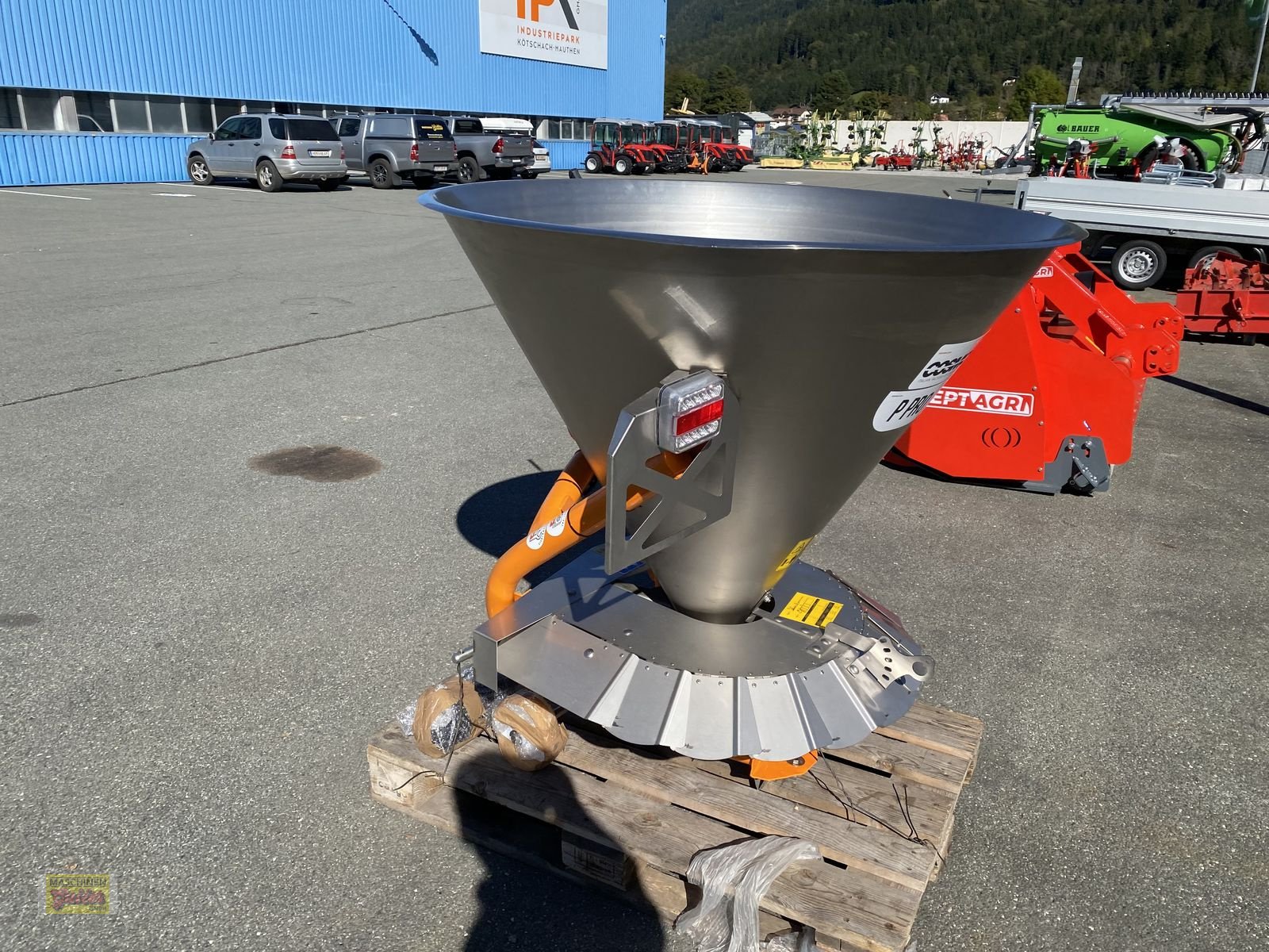 Sandstreuer & Salzstreuer des Typs Sonstige Cosmo P Pro 300 Tellerstreuer aus Edelstahl, Neumaschine in Kötschach (Bild 17)